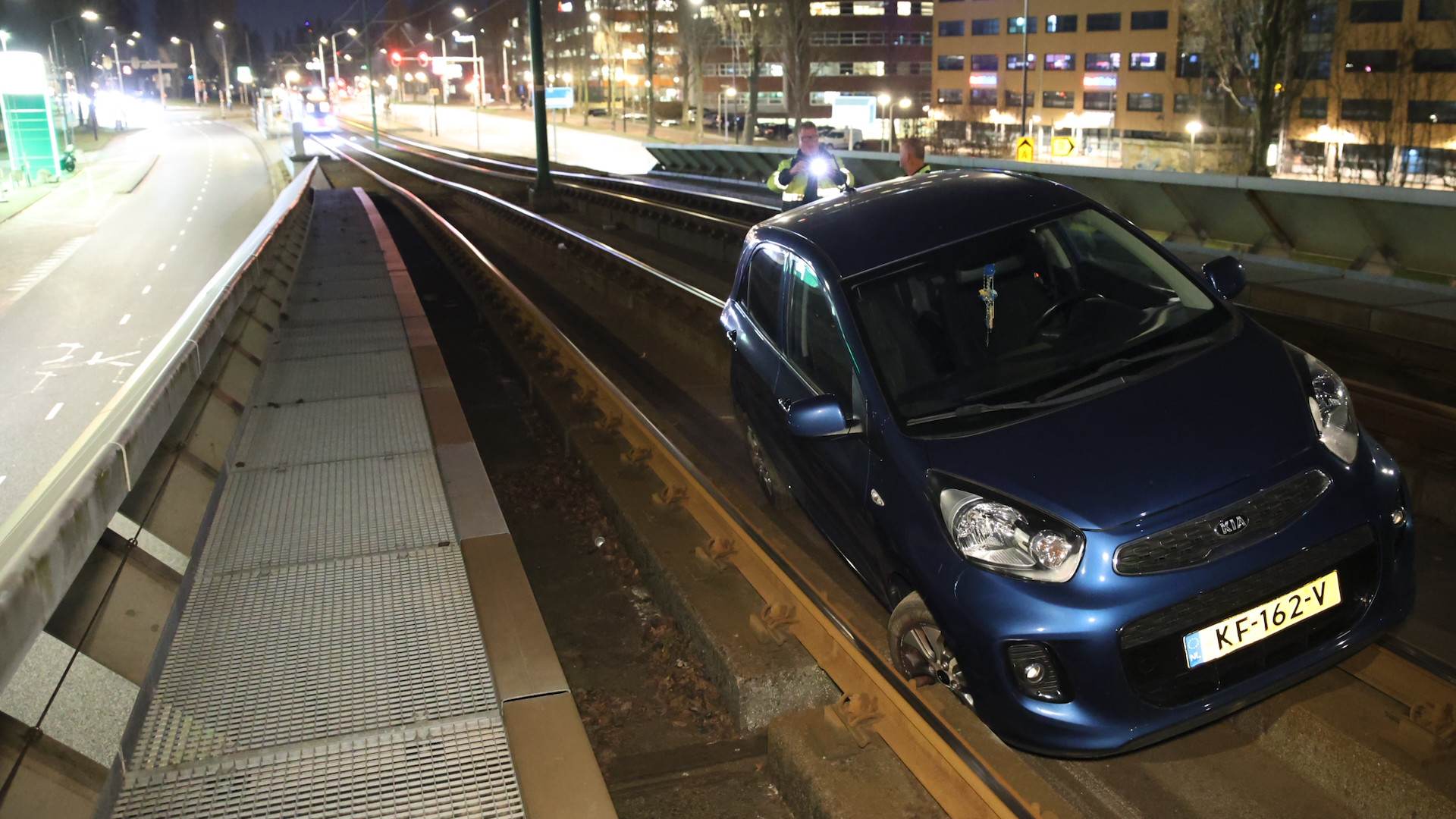 Dronken automobilist rijdt met hoge snelheid spoorviaduct op en legt tramverkeer plat