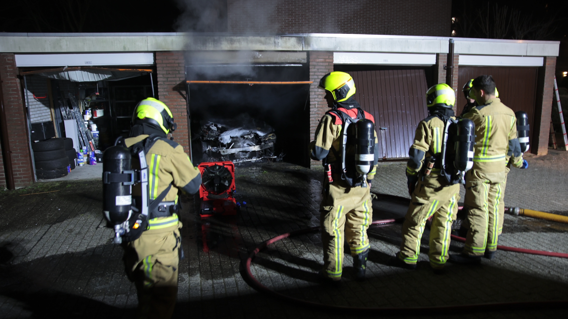 Auto volledig verwoest na brand in garagebox Petronella Voutestraat