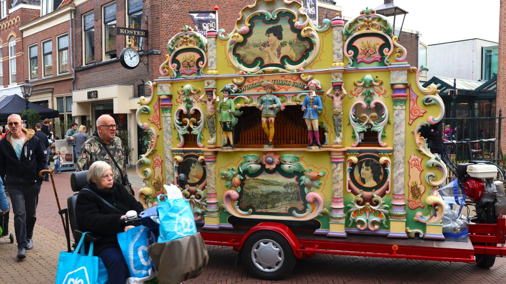 [VIDEO] Draaiorgel speelt songfestivalhit C’est la vie van zanger Claude