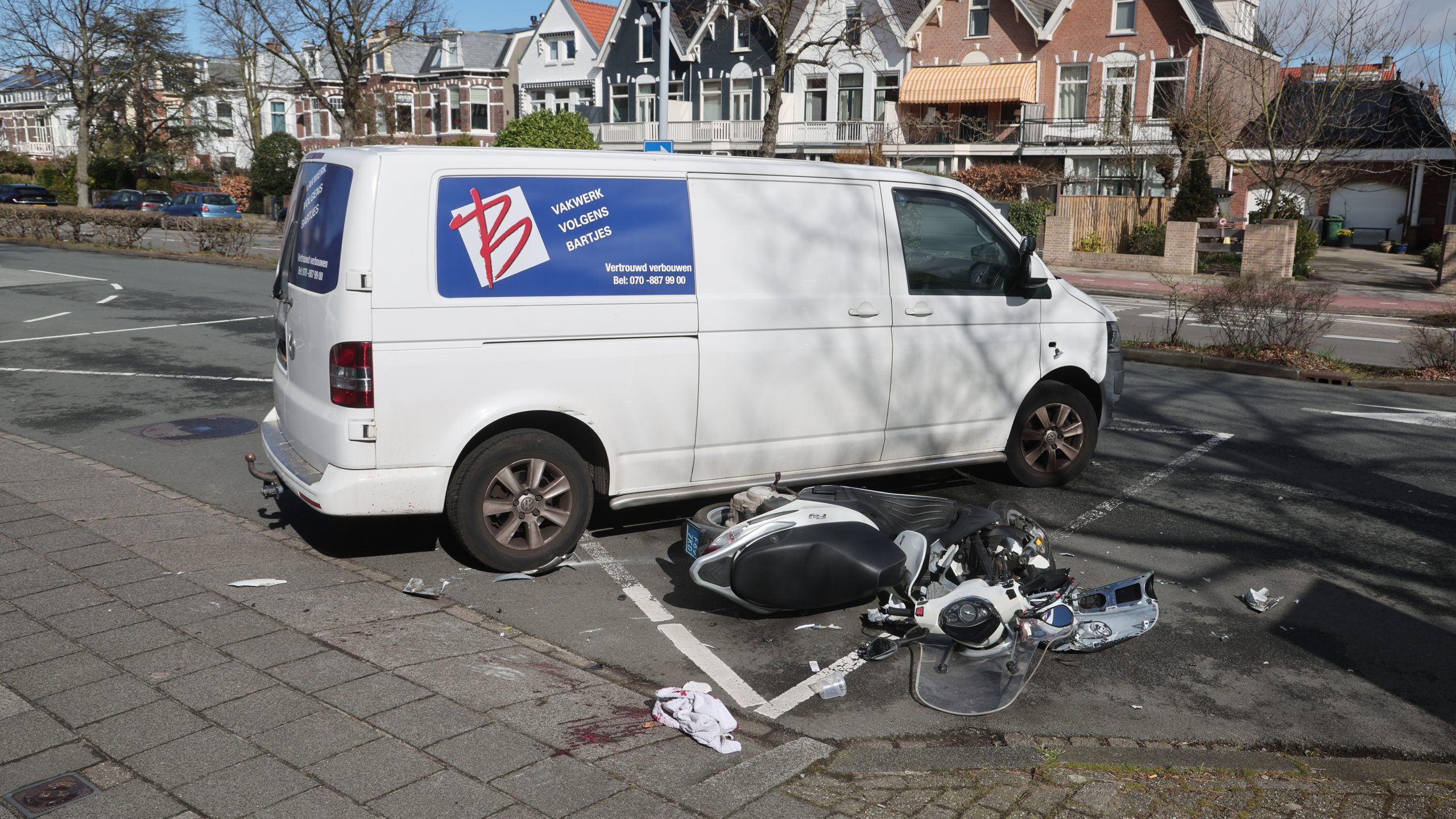 Gewonde gevallen na aanrijding met busje op de Laan van Nieuw Oosteinde in Voorburg