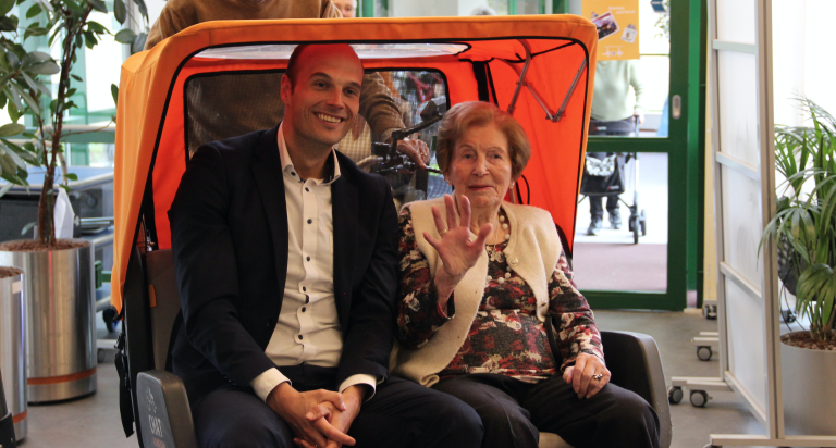 Groot feest bij onthulling derde duofiets Onderwatershof Rijswijk