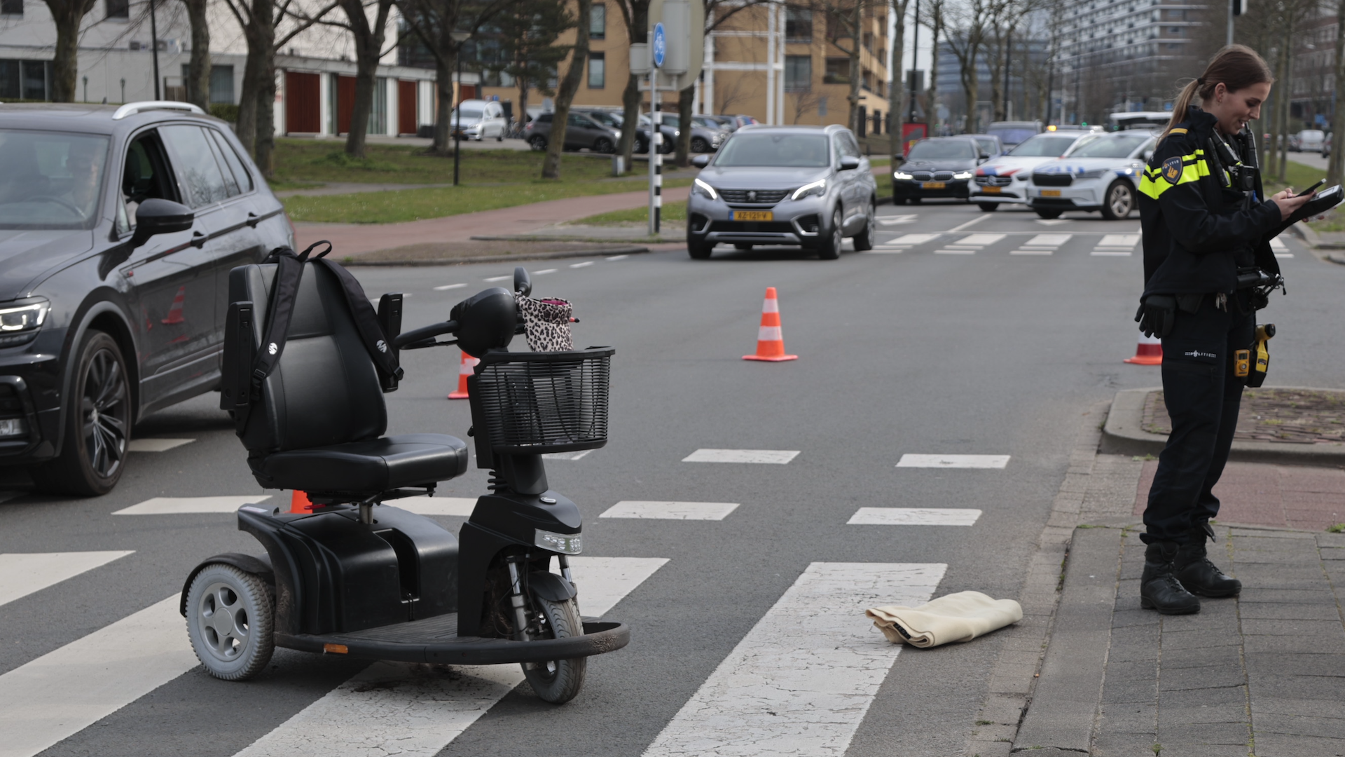 Oudere vrouw op scootmobiel aangereden op Churchilllaan