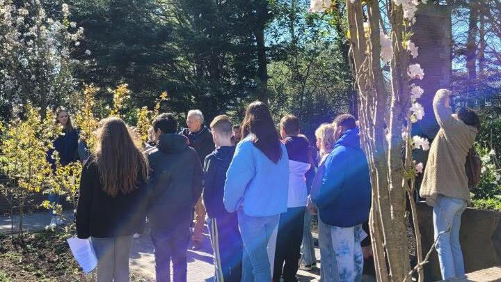 Rijswijkse scholen herdenken 80 jaar vrijheid met eigen monumenten