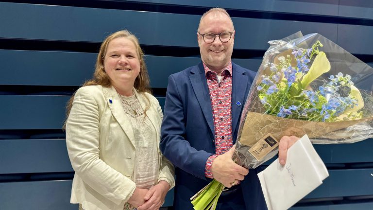 Raadsgriffier John Massaar verrast met bloemen wegens 40-jarig werkjubileum