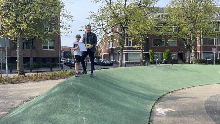 Graaf Florisplein krijgt vernieuwde speeltuin, speelheuvel blijft