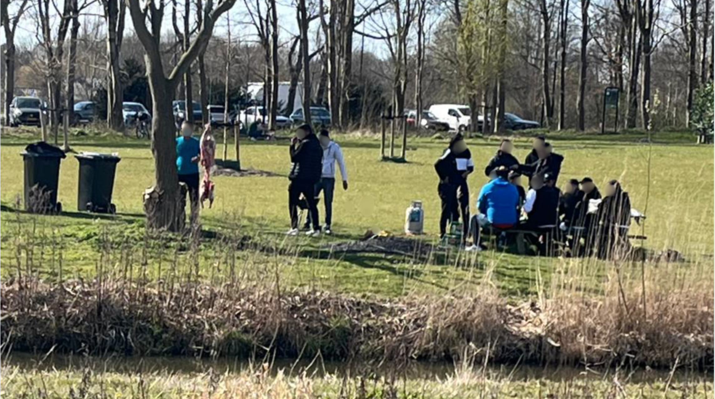 Gefileerd kadaver, brandgevaar en veel afval in het druk bezocht Wilhelminapark: “Dit is niet wenselijk en wij keuren dit gedrag af”