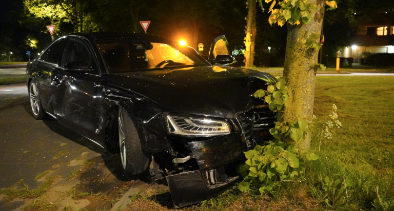 Auto schiet tegen boom aan na aanrijding op kruising Schaapweg