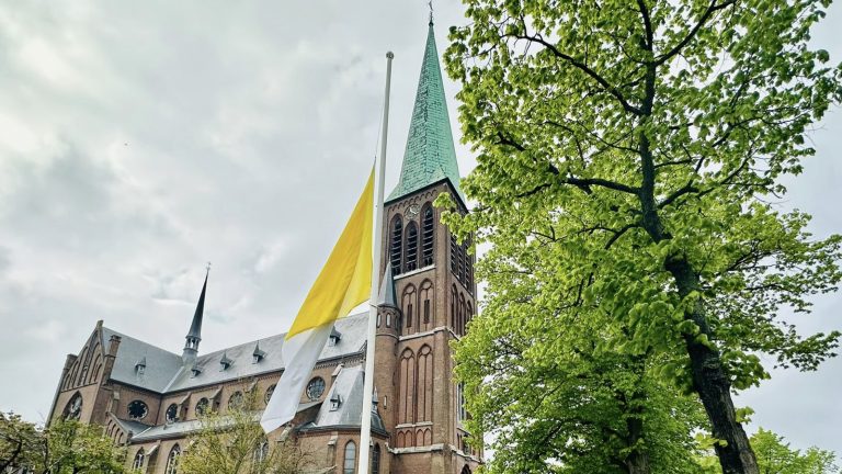 Drie minuten stilstaan bij uitvaart Paus tijdens Koningsdag