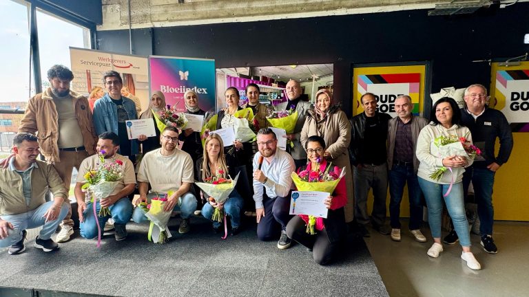 Certificaten uitgereikt na succesvolle MAP-training voor statushouders: "Mijn doel is om wiskundedocent te worden in Nederland"