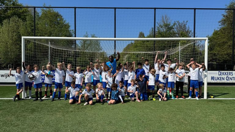 Eerste voetbalkamp voetbalschool Lionmode bij Sportpark Vredenburch: Twee dagen vol plezier, techniek en passie