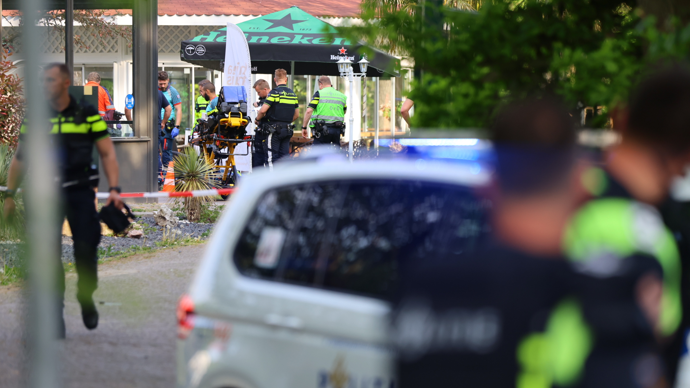 [UPDATE 20:39] Man doodgeschoten bij brasserie aan Van Vredenburchweg: “Hij kwam aanlopen en begon gelijk te schieten”