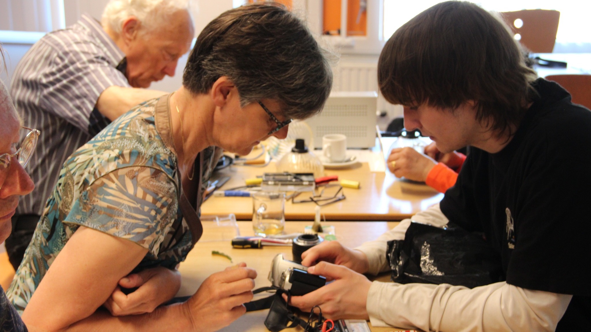 [VIDEO] Drukte bij laatste Repair Café Rijswijk: ‘We worden steeds beter gevonden’