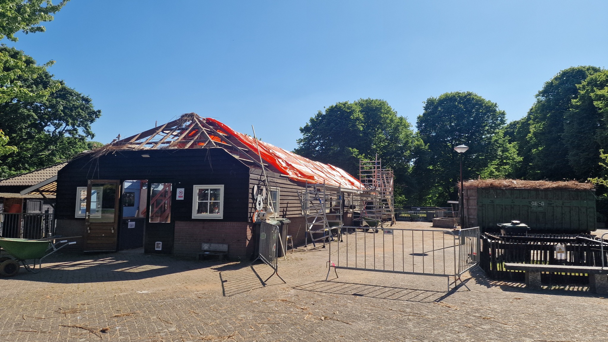 Kinderboerderij Het Akkertje tijdelijk gesloten wegens werkzaamheden op het dak