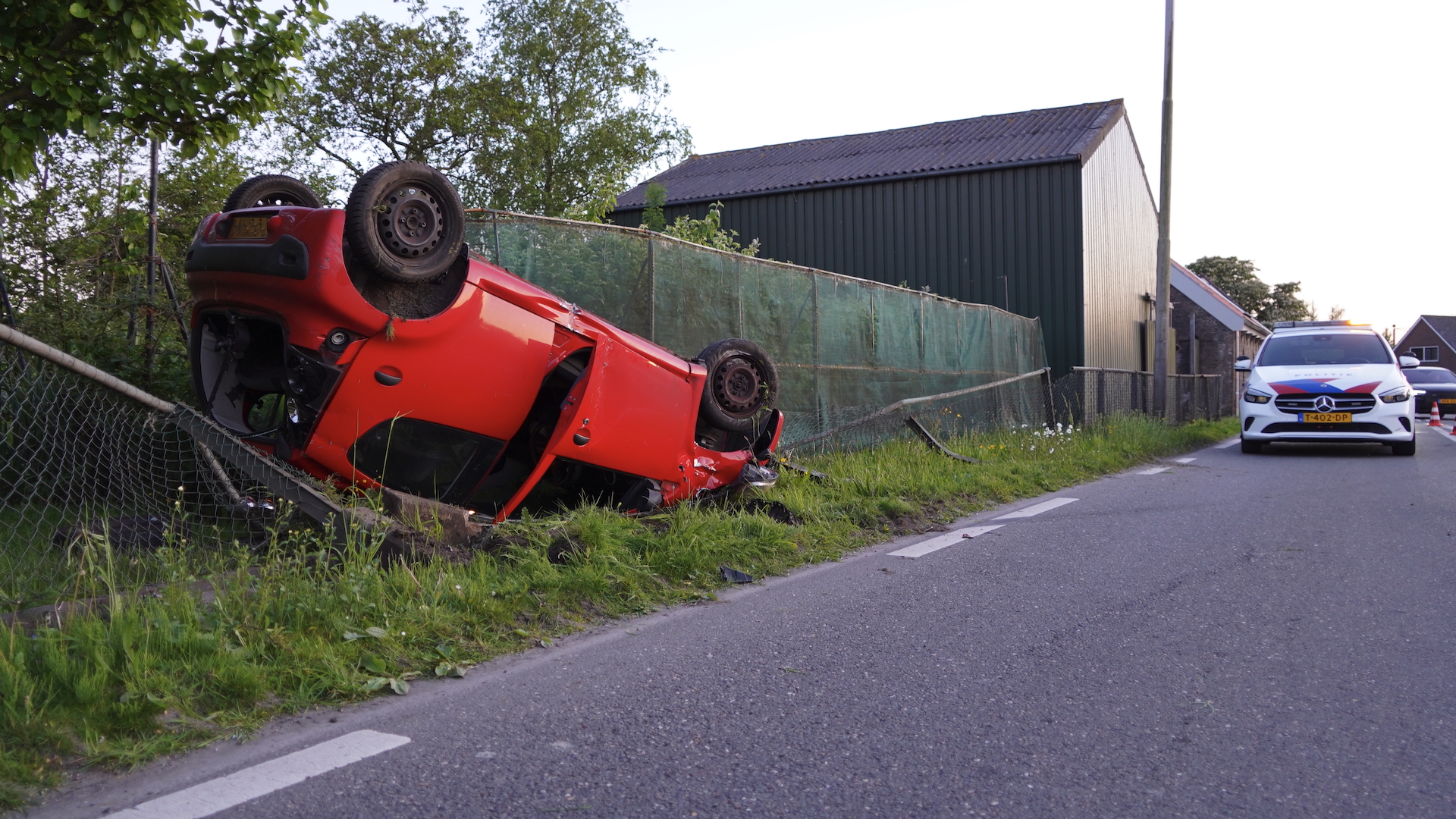 Auto op zijn kop na ongeval in Pijnacker aan Katwijkerlaan