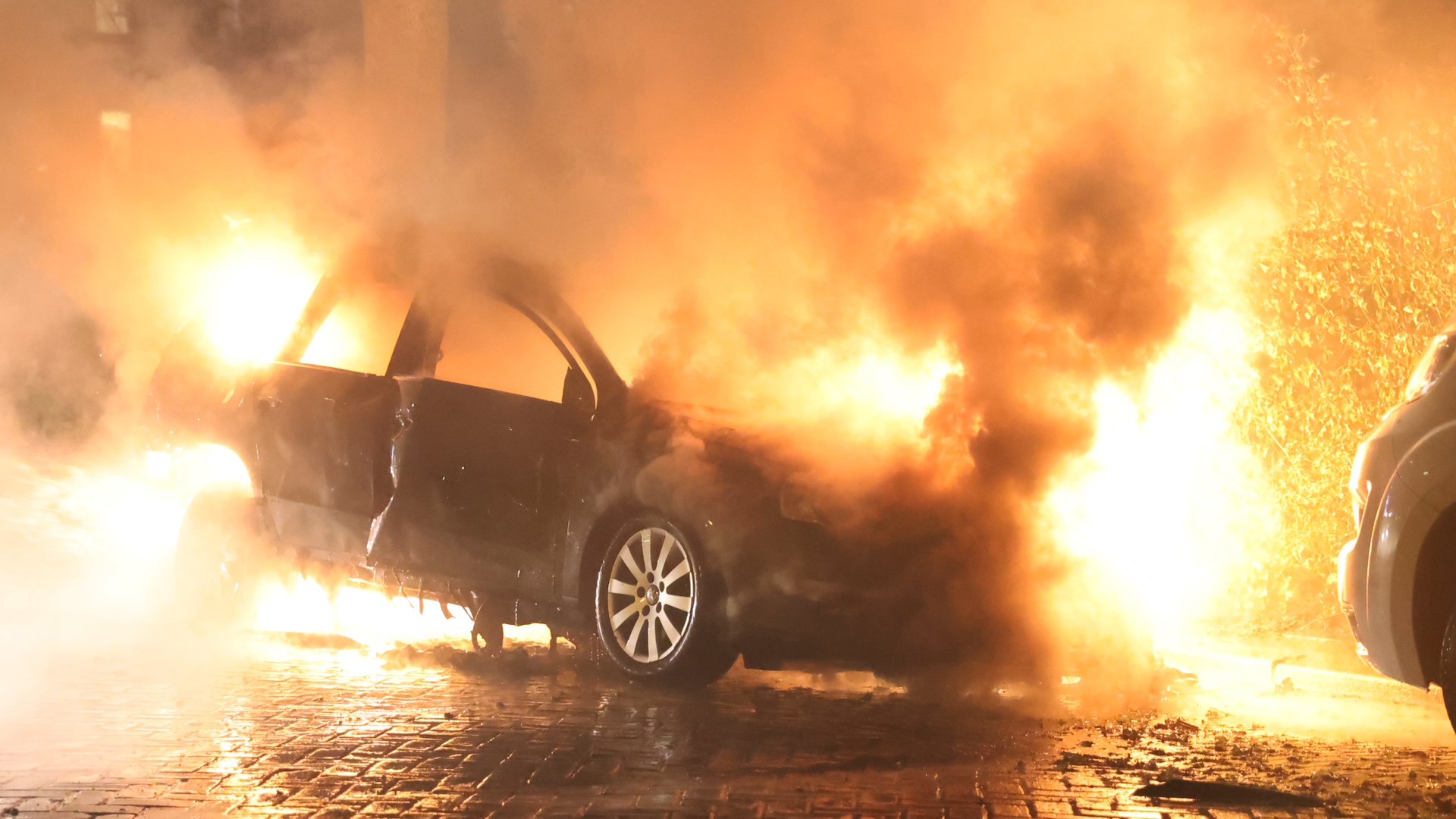 Tubasingel opgeschrikt door nachtelijke explosie met autobrand. “Ik heb er de hele nacht wakker van gelegen”