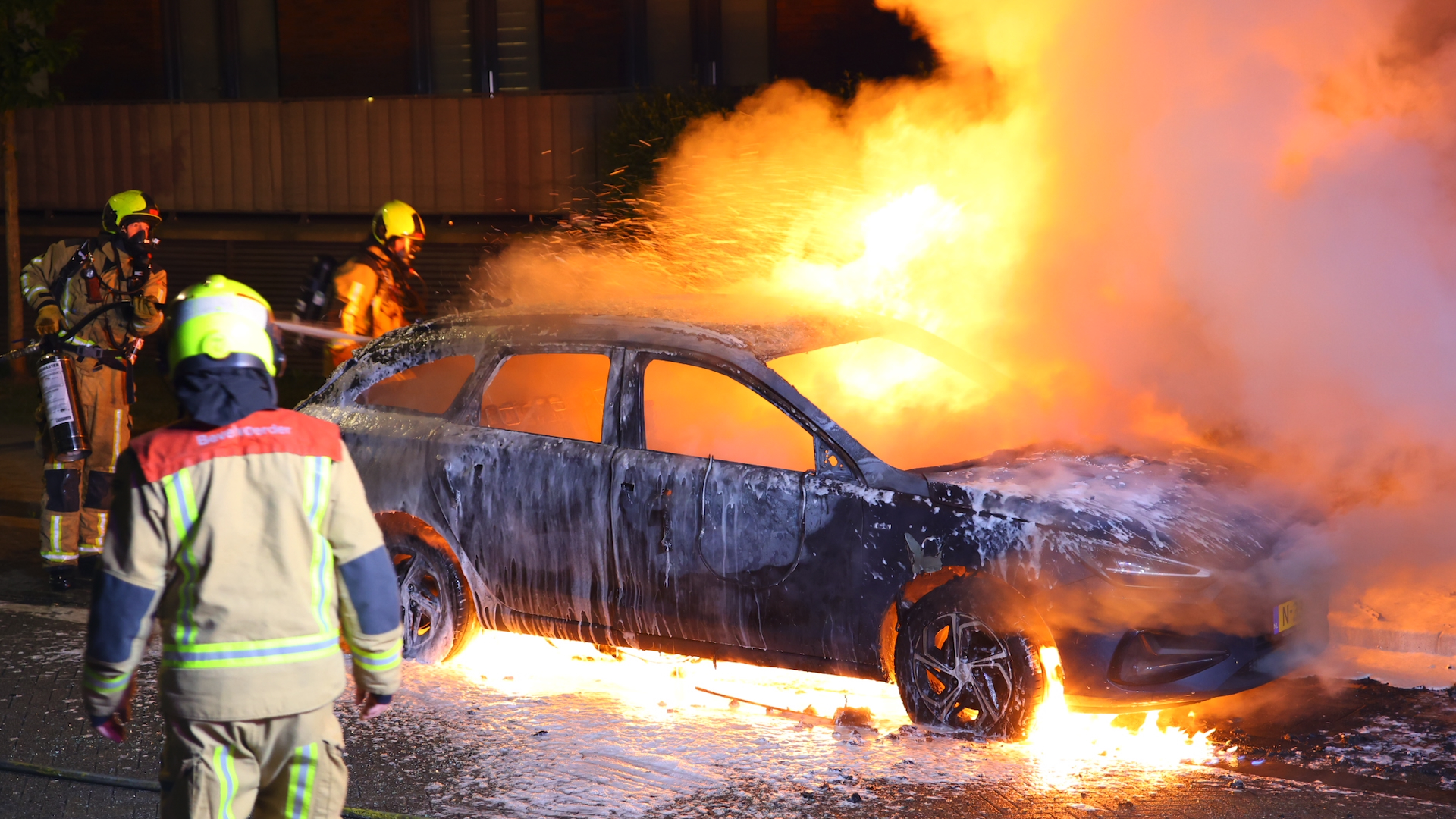 Explosie en metershoge vlammen op de Startbaan in Nootdorp