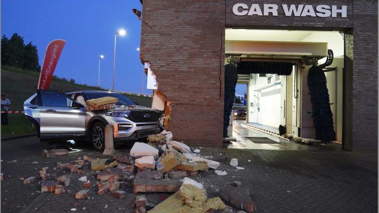 Carwash bij tankstation Ypenburg buiten gebruik na flinke aanrijding