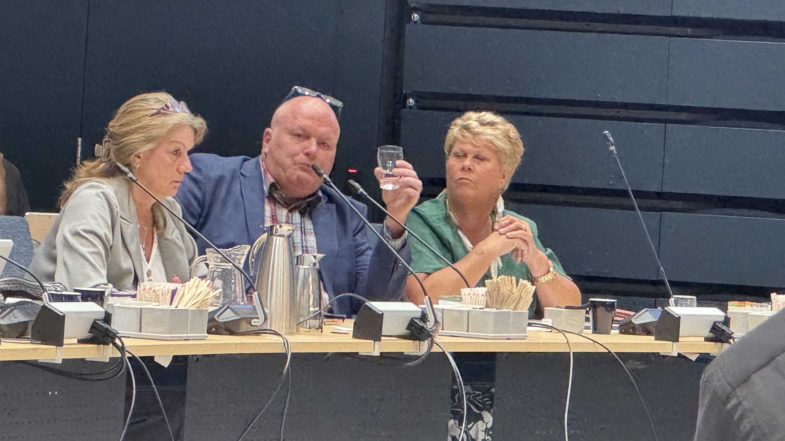 Raad valt over actie Weterings, burgemeester schorst rumoerige vergadering voor overleg achter gesloten deuren. Raad valt over actie Weterings, burgemeester schorst rumoerige vergadering voor overleg achter gesloten deuren.