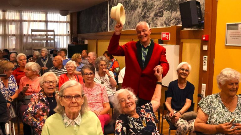 [VIDEO] Rijswijker René Marquard raakt gevoelige snaar bij ouderen met ode aan Toon Hermans