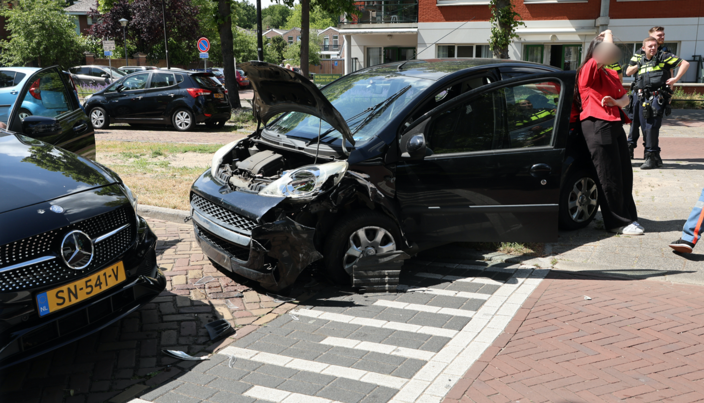 Twee auto’s zwaar beschadigd bij ongeval aan de Van Vredenburchweg