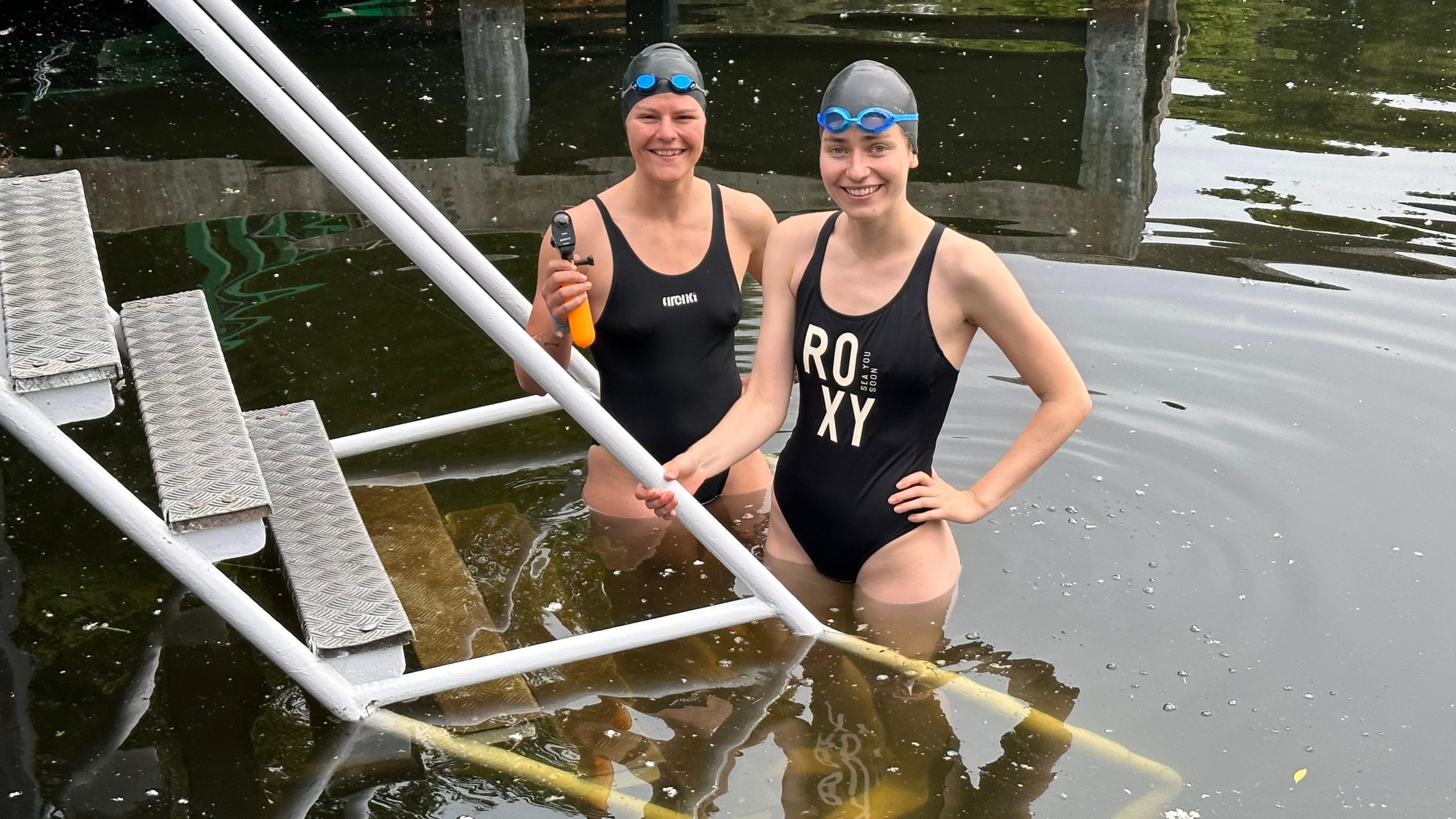 Sanne en Vera trappen nieuw zwemseizoen Zwembad de Put af Sanne en Vera trappen nieuw zwemseizoen Zwembad de Put af