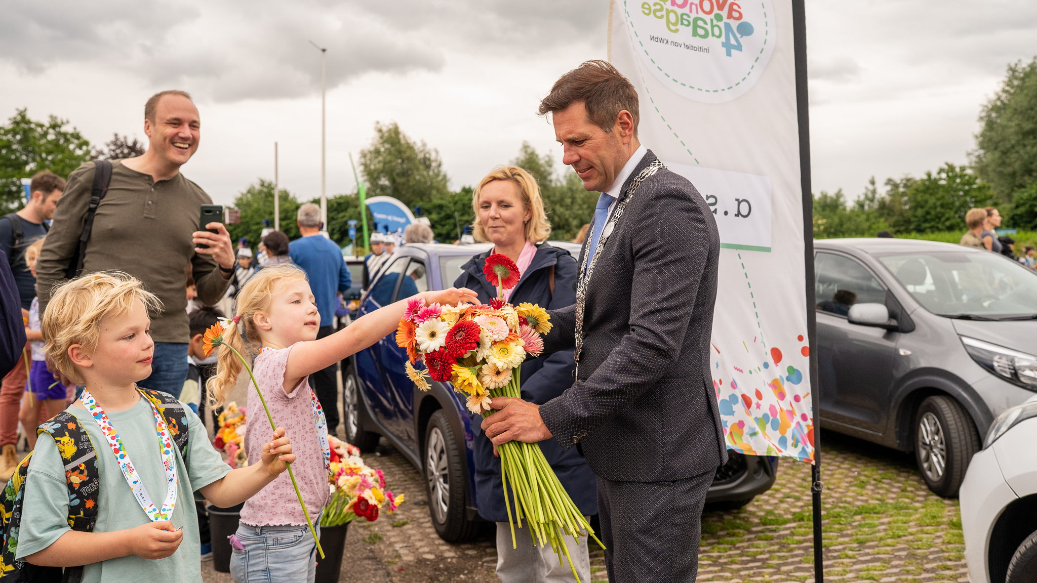 Bijna 700 kinderen lopen Avond4daagse Nootdorp uit: feestelijke intocht met muziek en bloemen