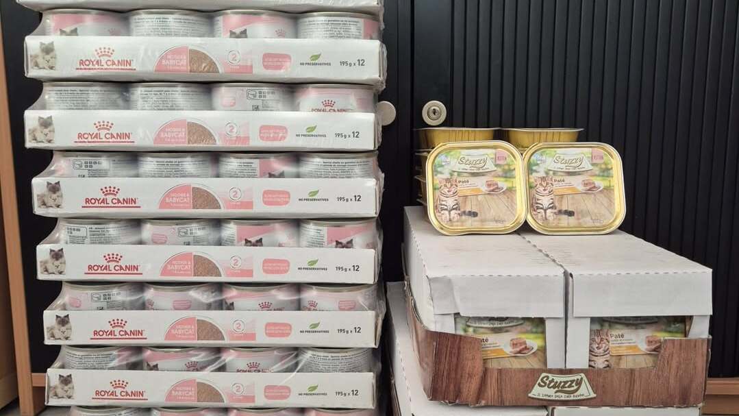 Anonieme donateurs verrassen Streekdierentehuis ’t Julialaantje met dozen vol kattenpaté