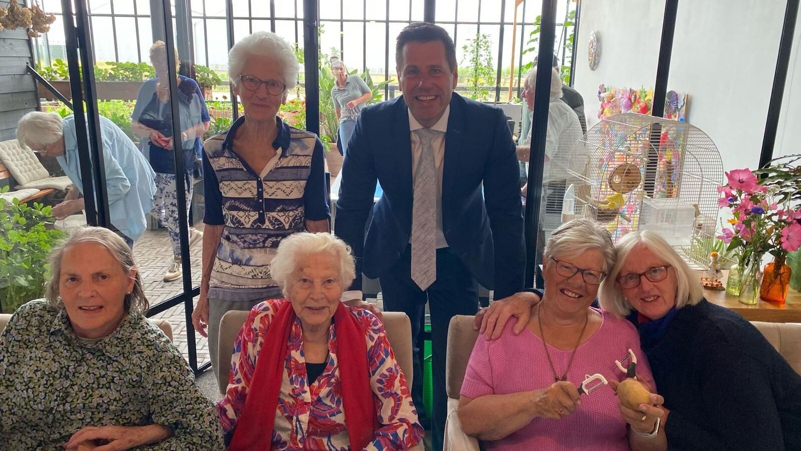 Burgemeester neemt kijkje bij zorgkwekerij Pluk de Dag in Pijnacker-Nootdorp