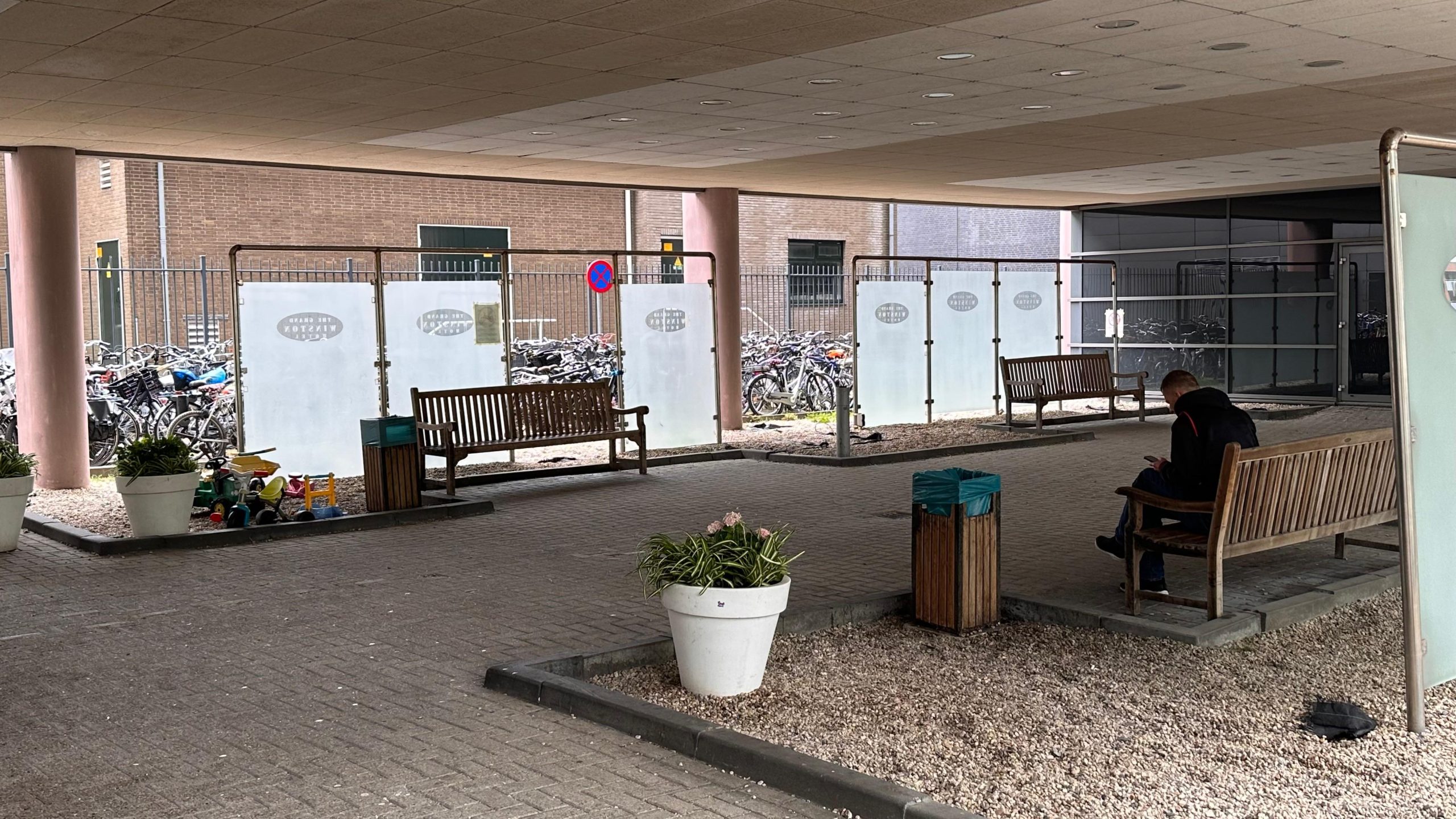 Bewoners klagen over overlast vanuit naastgelegen hotel: “Een zwangere vrouw durfde niet naar buiten” Bewoners klagen over overlast vanuit naastgelegen hotel: “Een zwangere vrouw durfde niet naar buiten”