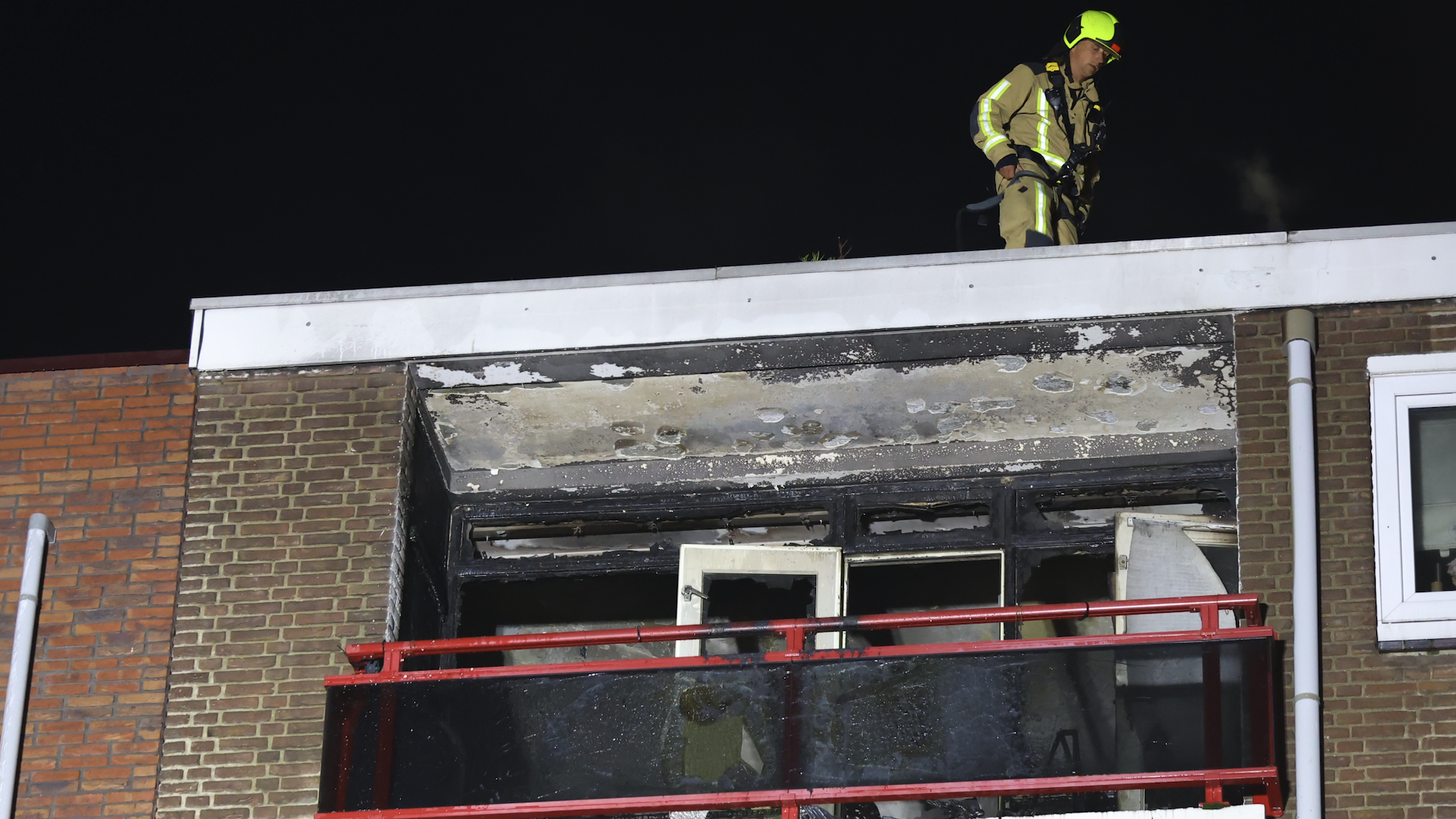 Uitslaande brand verwoest flatwoning aan Colijnlaan