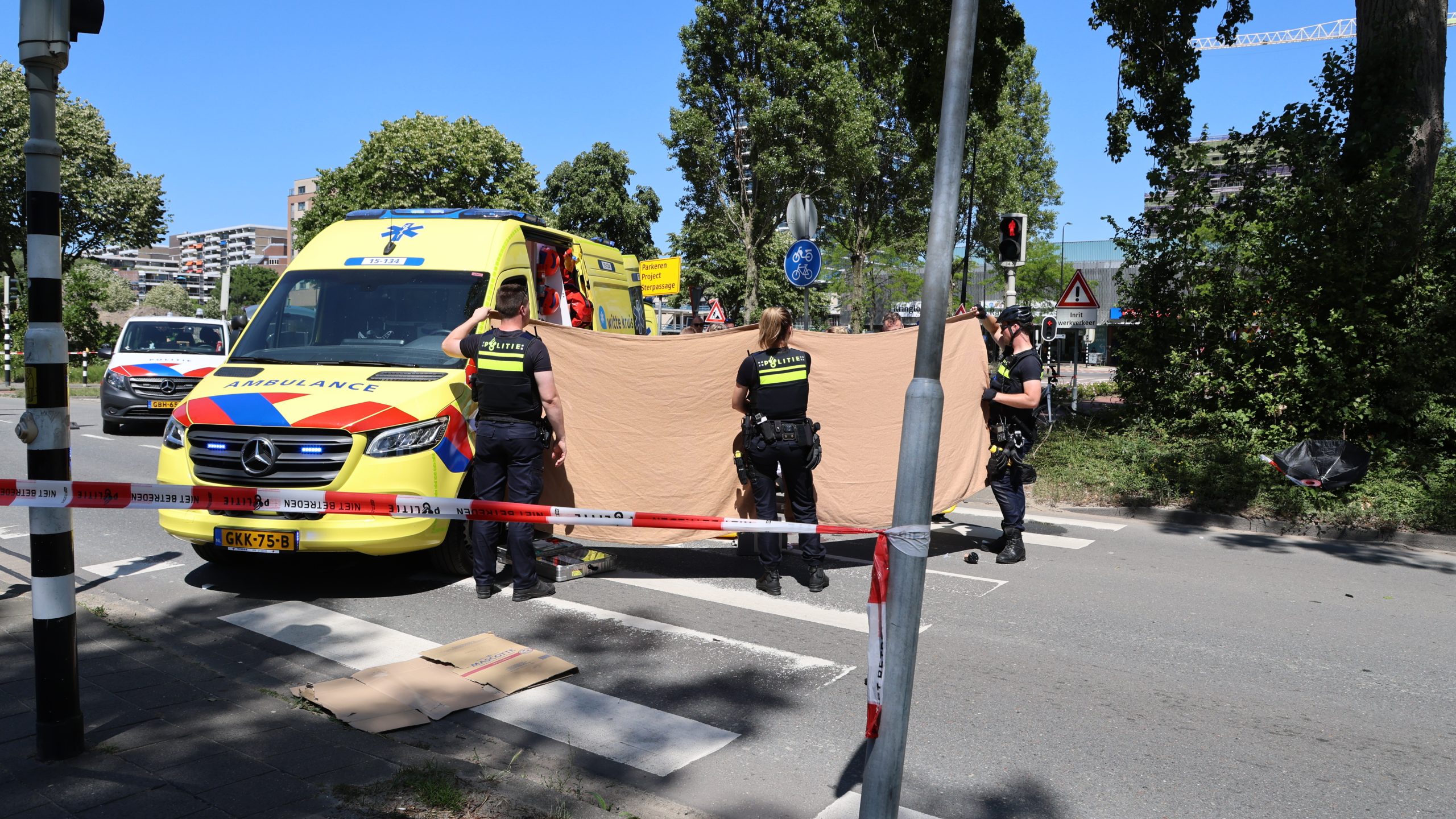 Fietser belandt 25 meter verderop door aanrijding met auto op Prinses Beatrixlaan