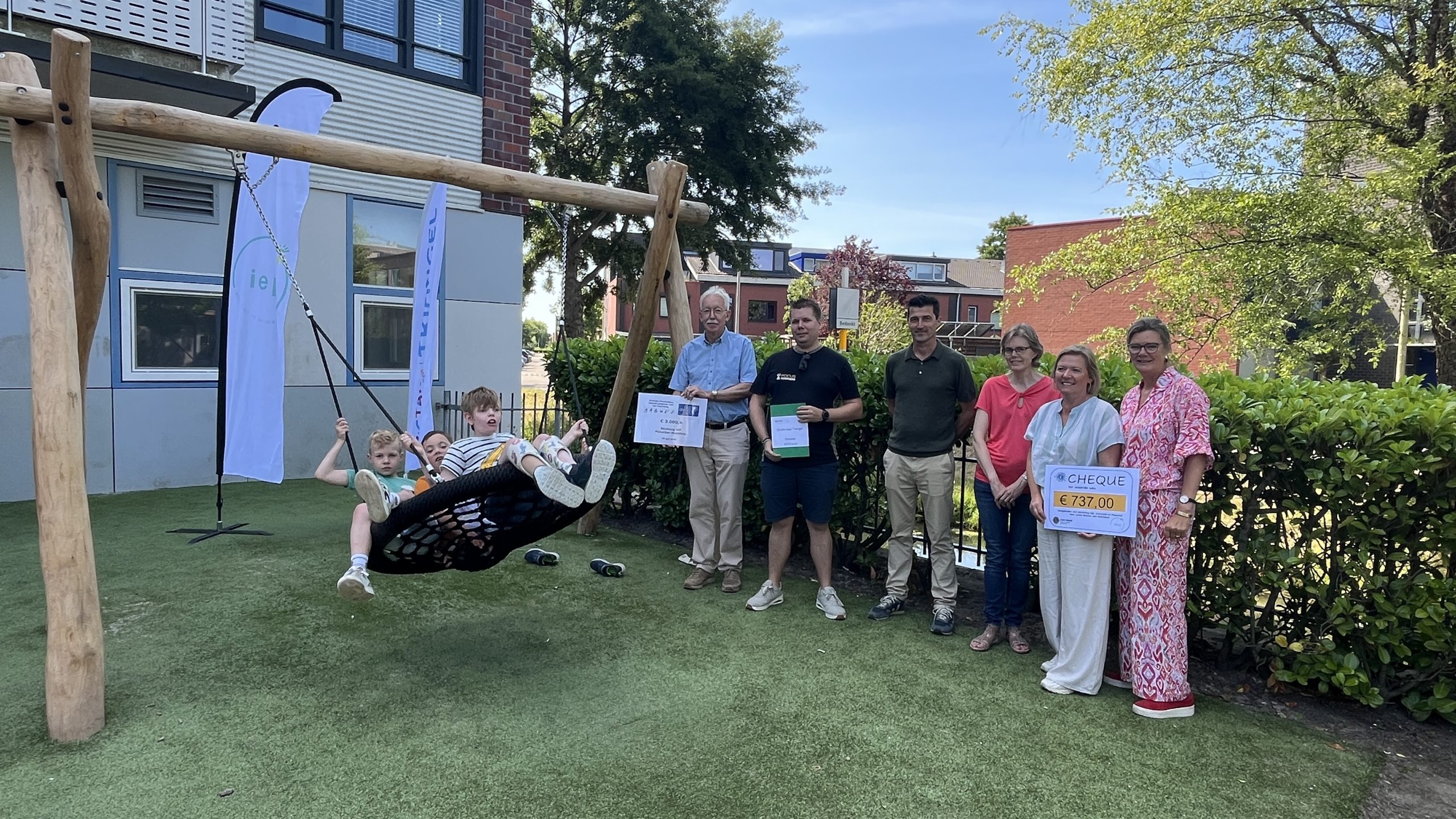 Inclusieve schommel feestelijk geopend bij Octantschool Triangel in Delfgauw Inclusieve schommel feestelijk geopend bij Octantschool Triangel in Delfgauw