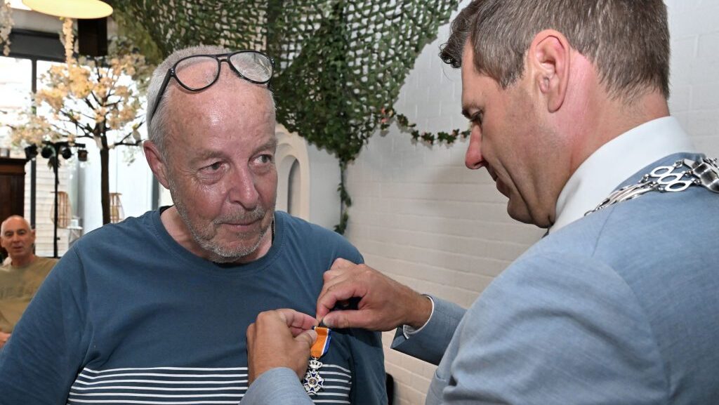 Koninklijke onderscheiding voor Niek van der Wees tijdens jubileum DSOV