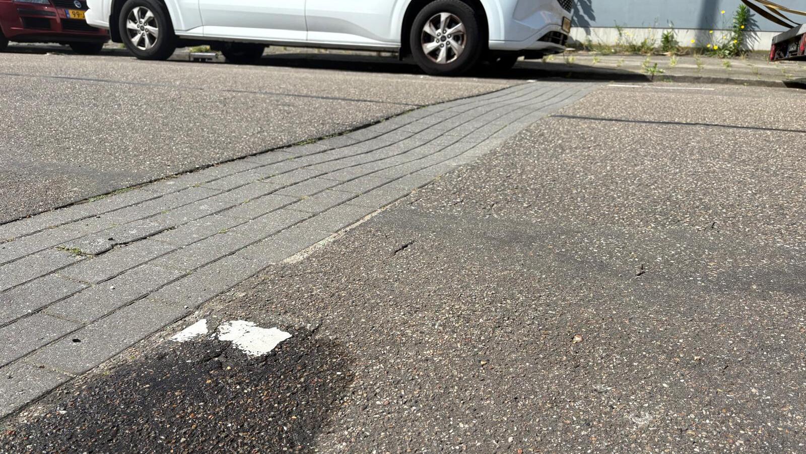 Kuilen blijven ondanks asfaltwerkzaamheden in Plaspoelpolder: ‘Verzakkingen door kabelwerk en vrachtverkeer’