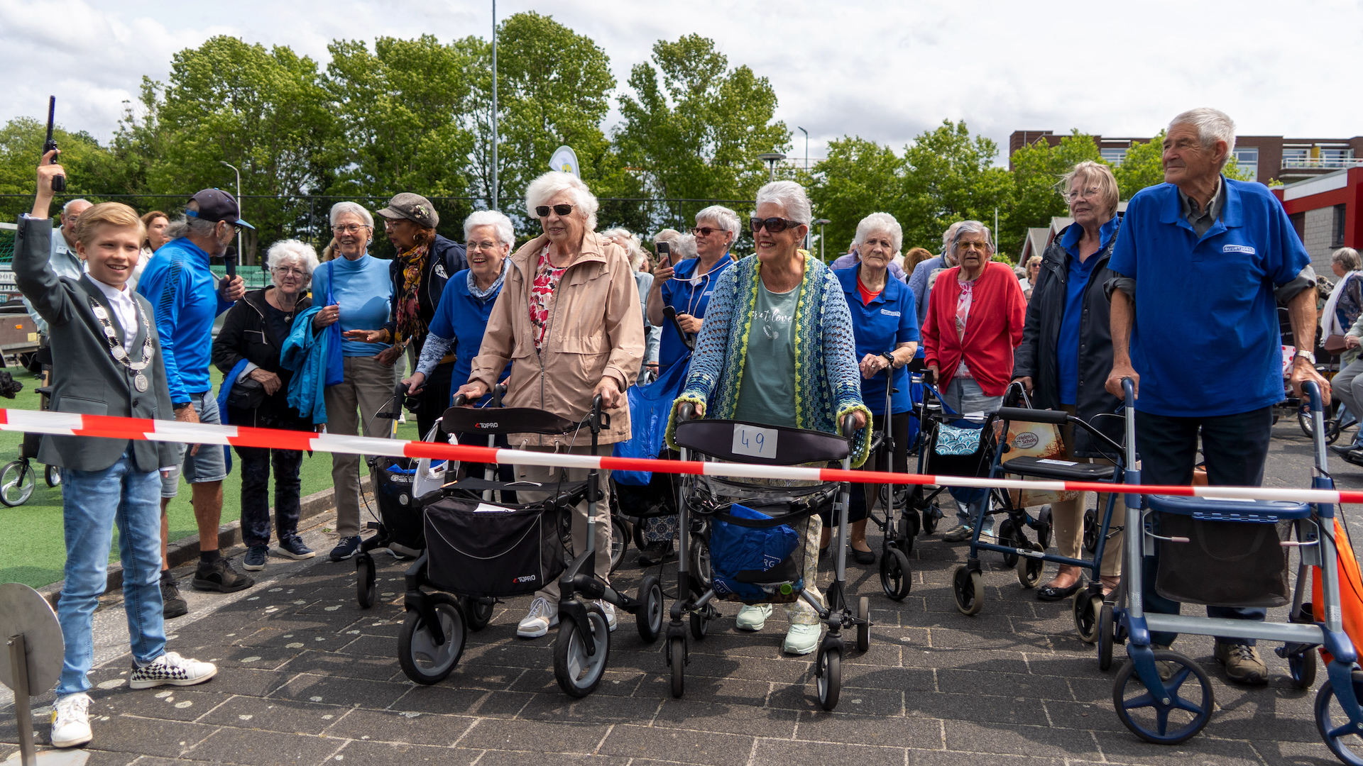 [FOTO] Feestelijke jubileumeditie van Rollatorrace bij RKDEO trekt jong en oud