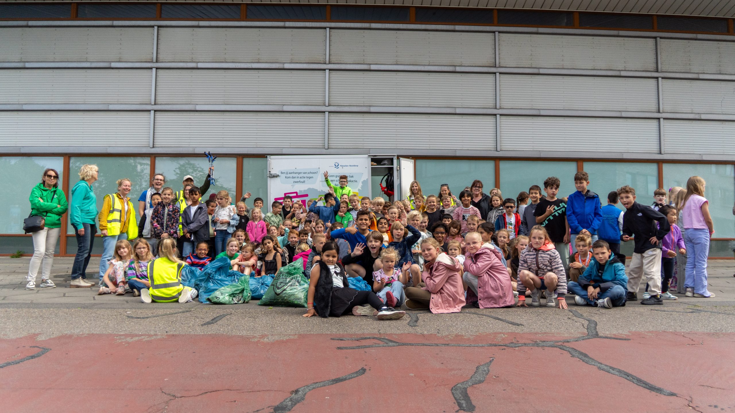Basisschoolleerlingen Delfgauw ruimen wijk op tijdens gezamenlijke opschoonactie
