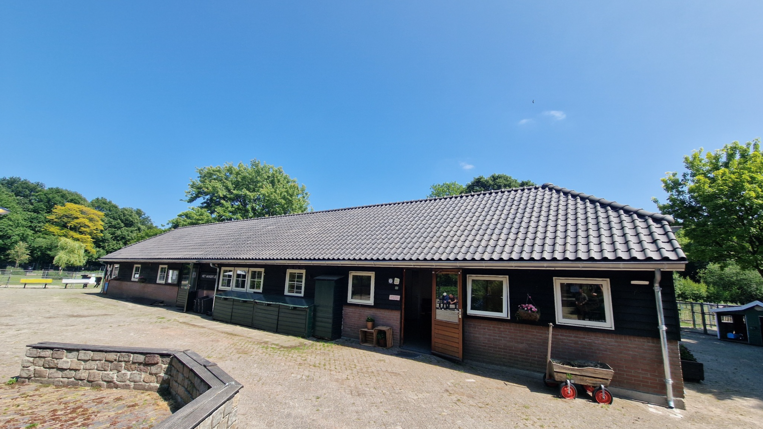 Kinderboerderij Het Akkertje in Rijswijk weer open na plaatsing nieuw dak
