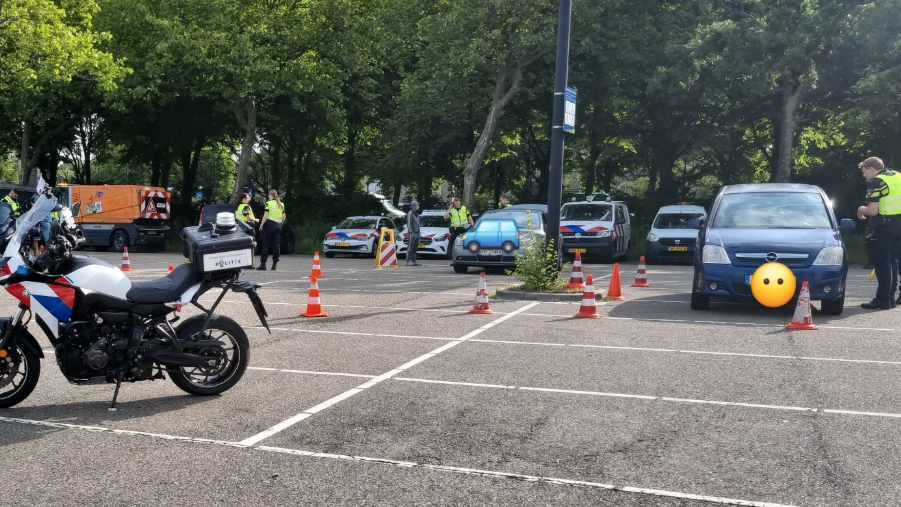 Aanhoudingen en reanimatie bij verkeerscontrole op de Schaapweg in Rijswijk