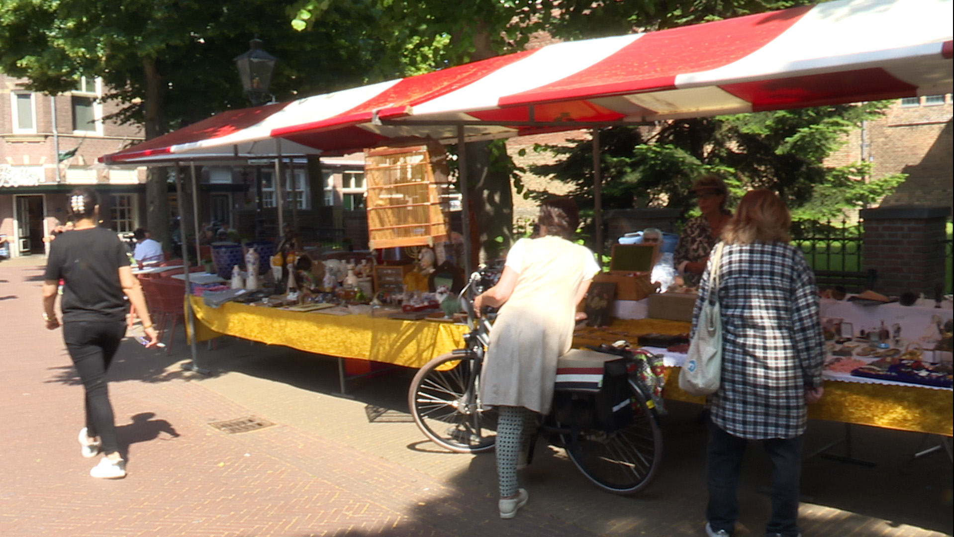 [VIDEO] Twintig jaar Curiosa- en Antiekmarkt brengt leven in de Herenstraat: “We komen hier heel graag”