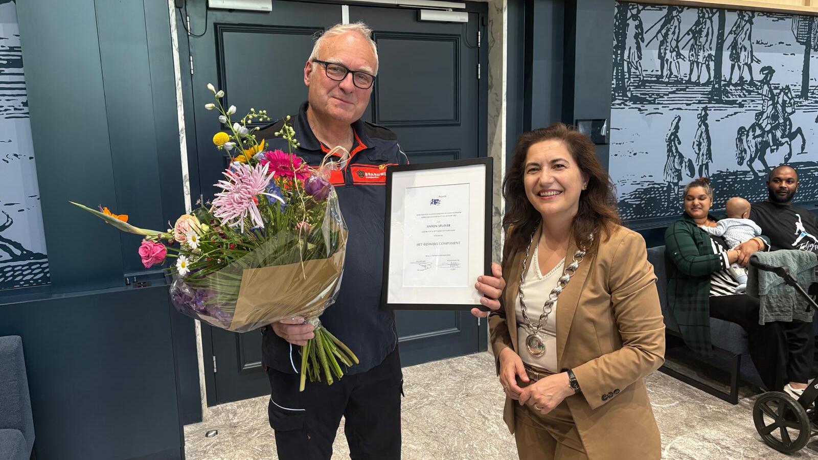 Ton Stuiver ontvangt eerste Rijswijks Compliment voor jarenlange inzet: ‘mensen kunnen altijd op u rekenen’