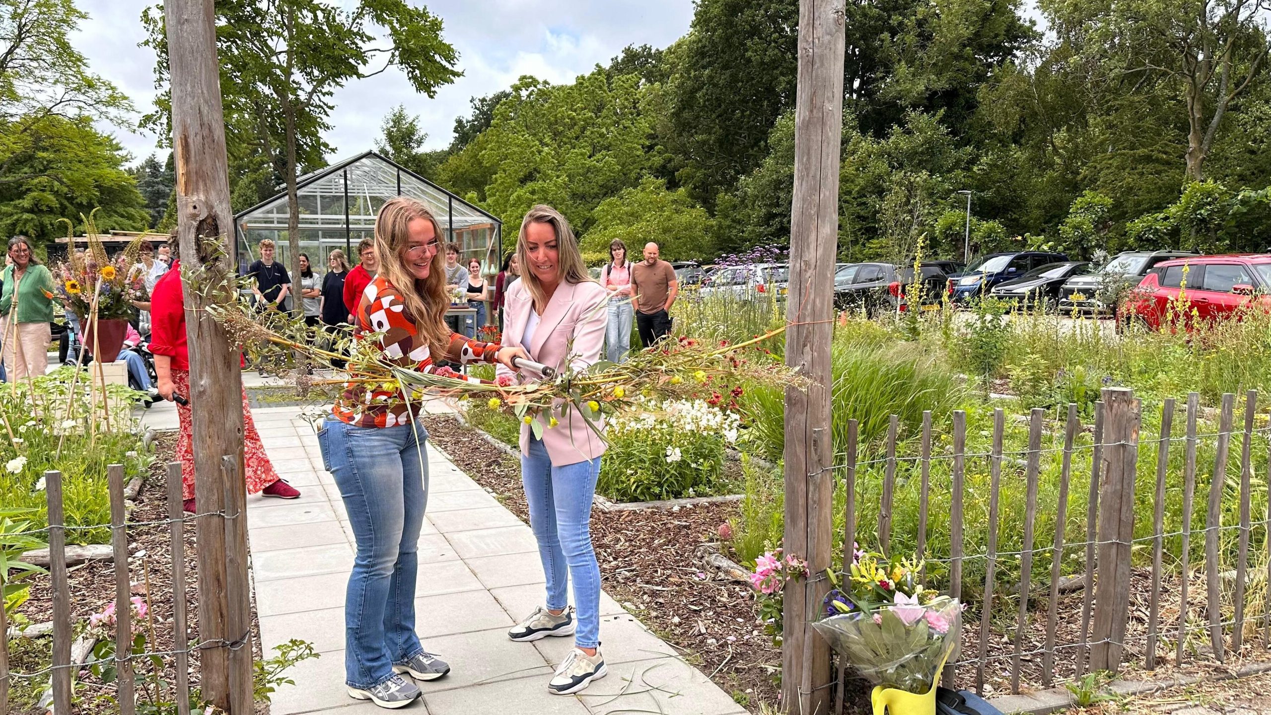 [VIDEO] Pluktuin ‘Plukgeluk’ geopend tijdens eerste Groene Doe-dag op Yuverta College Rijswijk