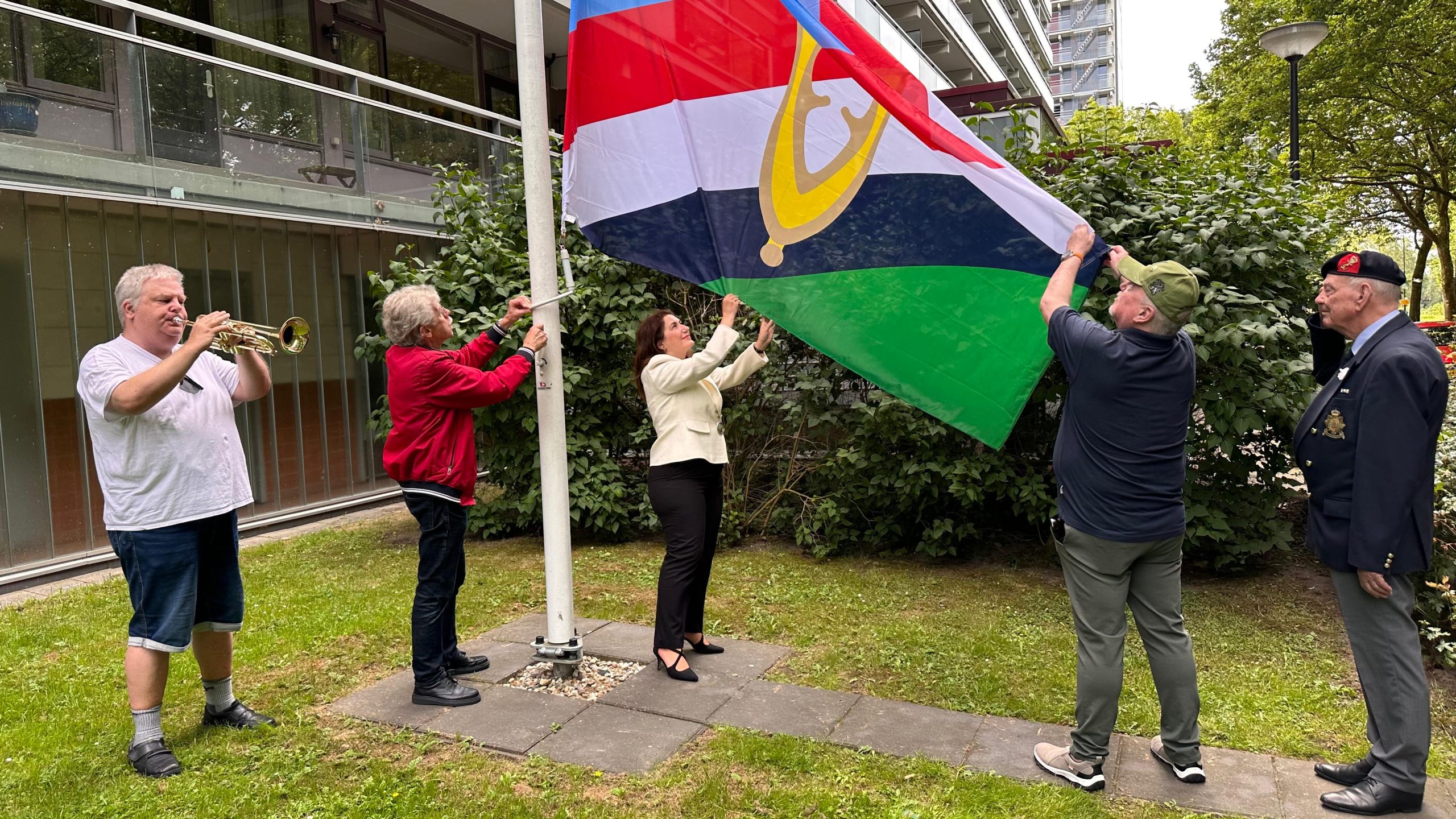 [VIDEO] Burgemeester Sahin hijst veteranenvlag in Rijswijk: ‘We vergeten onze veteranen niet’
