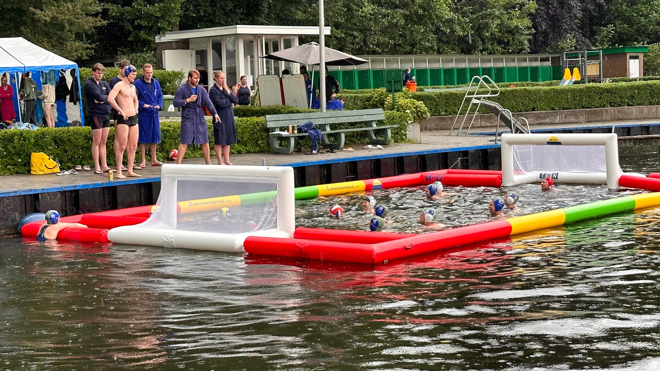 [VIDEO] Studenten nemen Zwembad De Put over tijdens Nederlands Kampioenschap Waterpolo