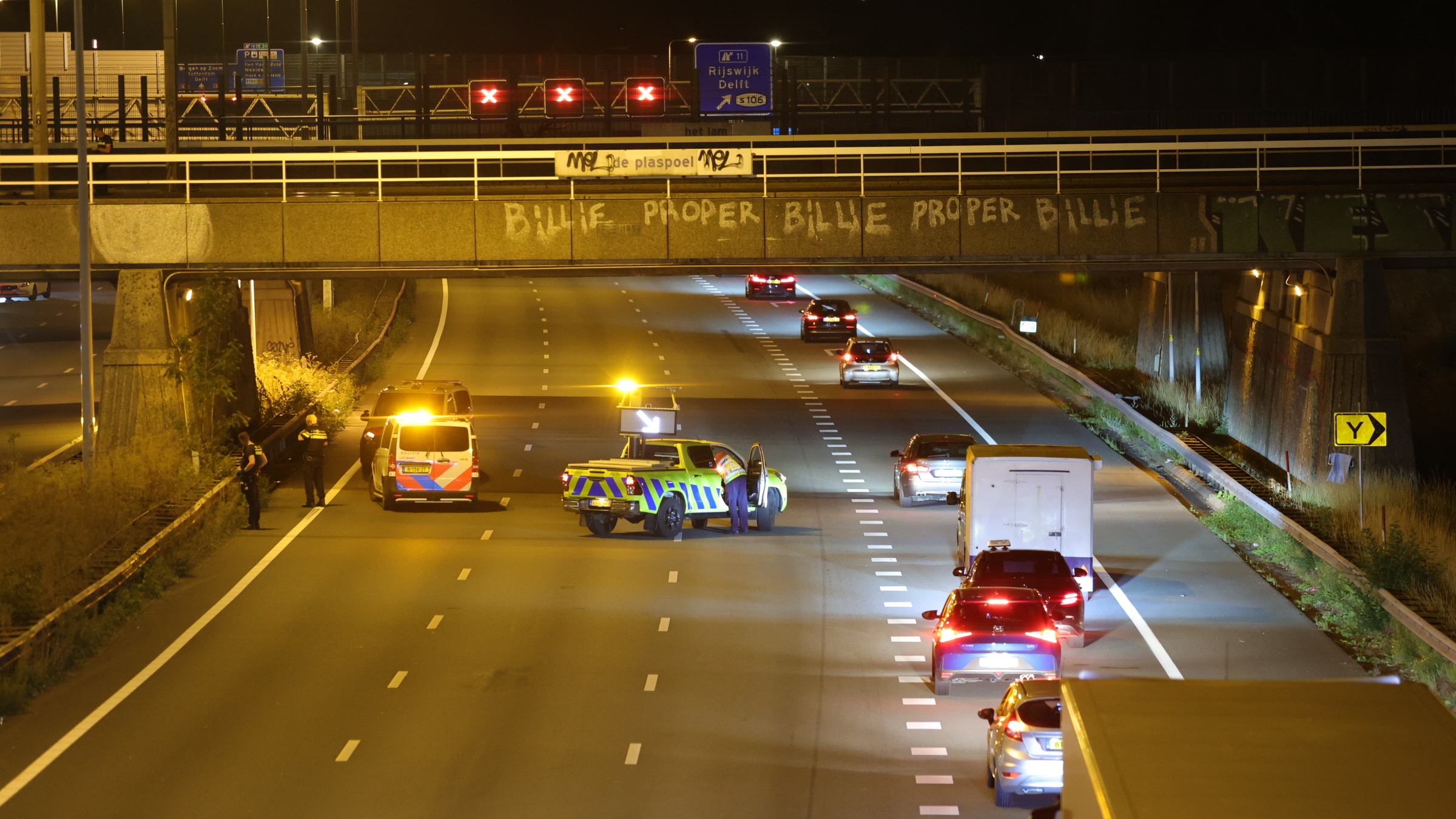 Persoon op spoorportaal zorgt voor urenlange afsluiting A4 bij Rijswijk