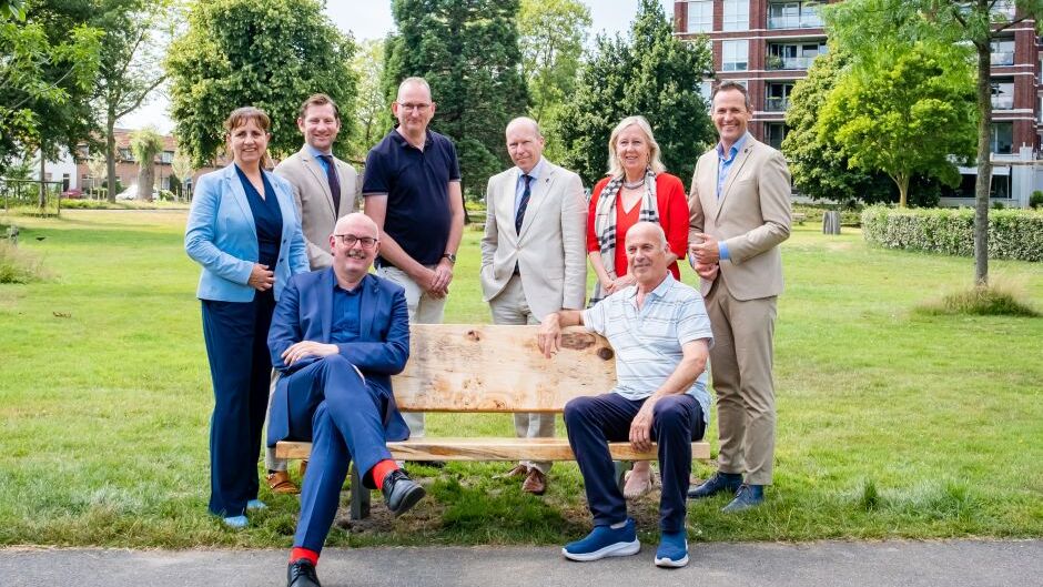 Nieuw bankje in Mariënpark biedt plek voor bezinning bij Anne Frank-boom