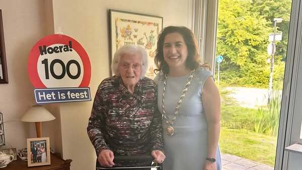 Burgemeester bezoekt 100-jarige: “Veel lachen en tijd met familie”