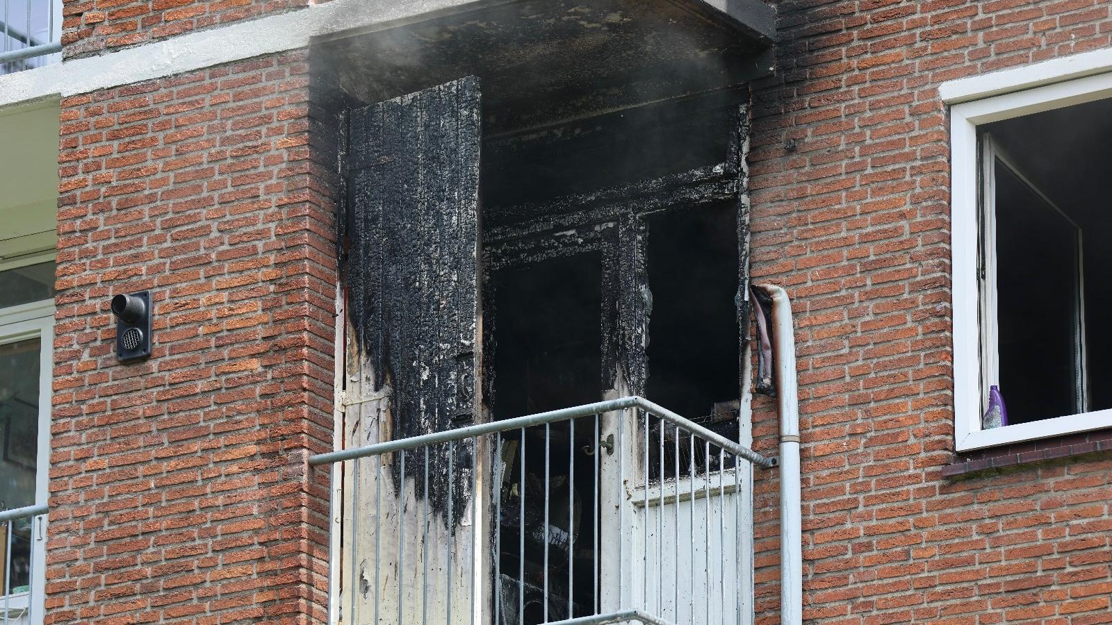 Grote schade na uitslaande brand in portiekwoning aan Karel Doormanlaan