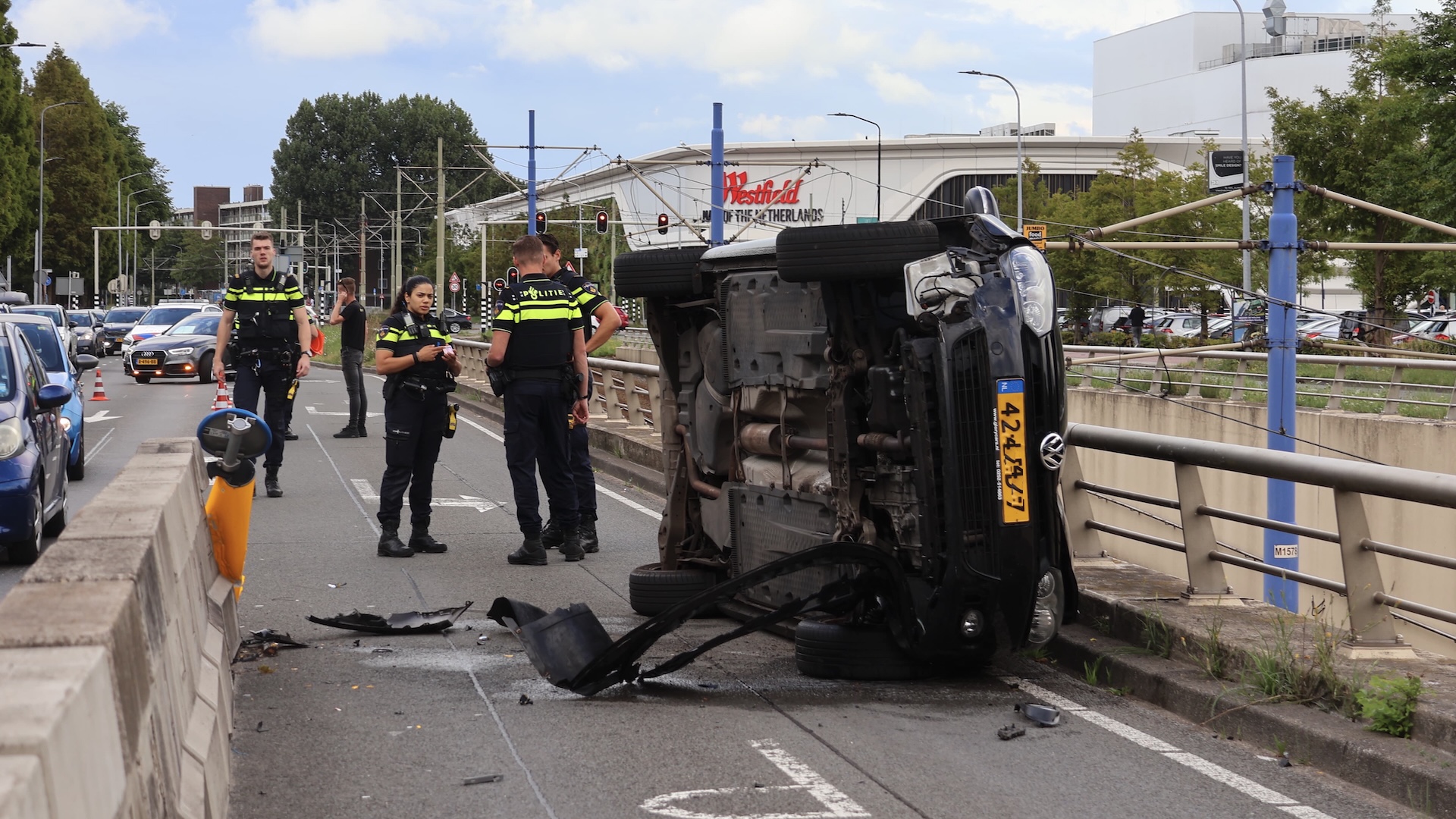 Auto belandt op z’n zijkant na eenzijdig ongeval op de Heuvelweg in Leidschendam