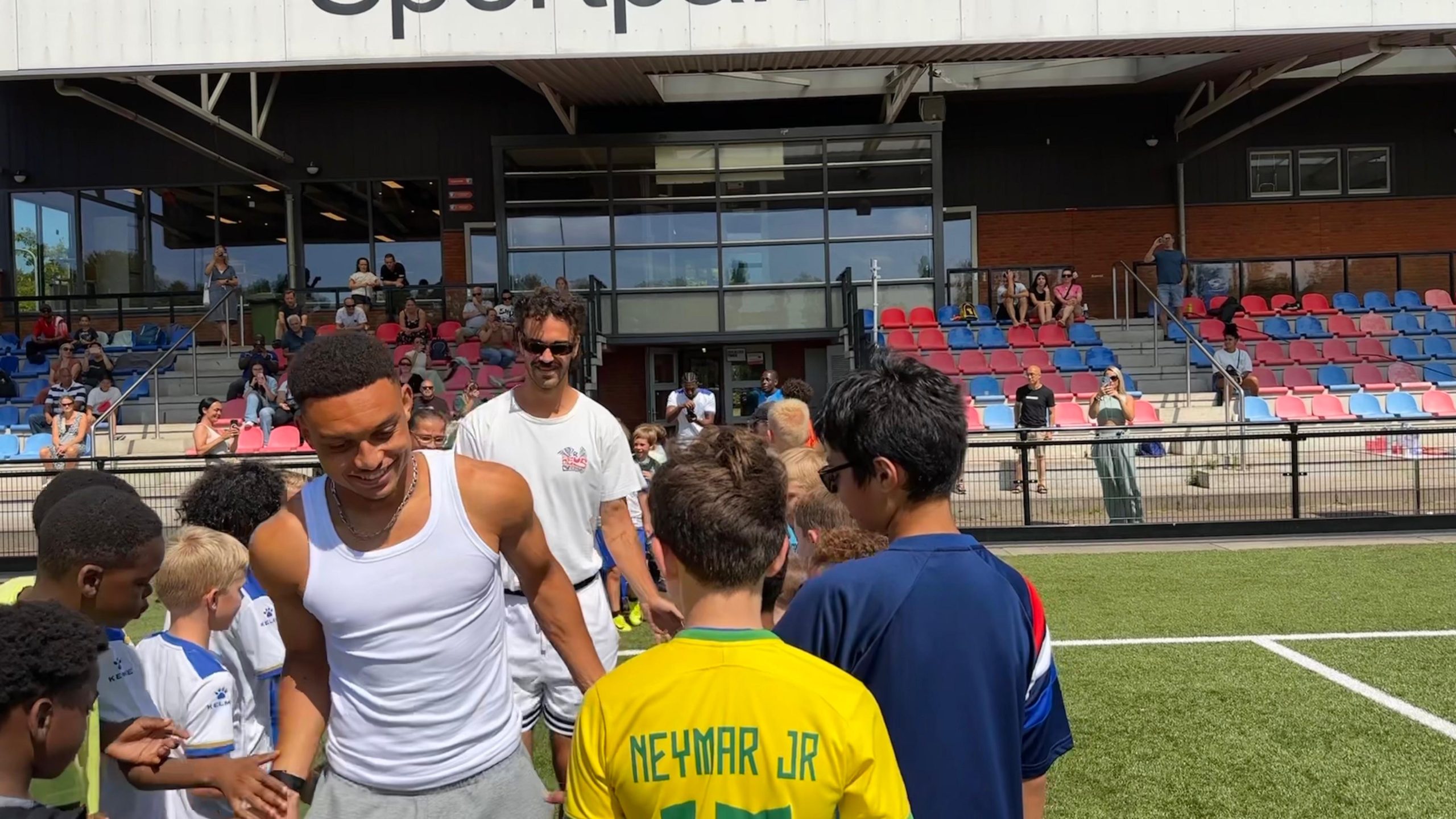 [VIDEO] Voetbalplezier op zomerkamp Sportpark Vredenburch: “Ga gewoon naar buiten en geniet van het weer”