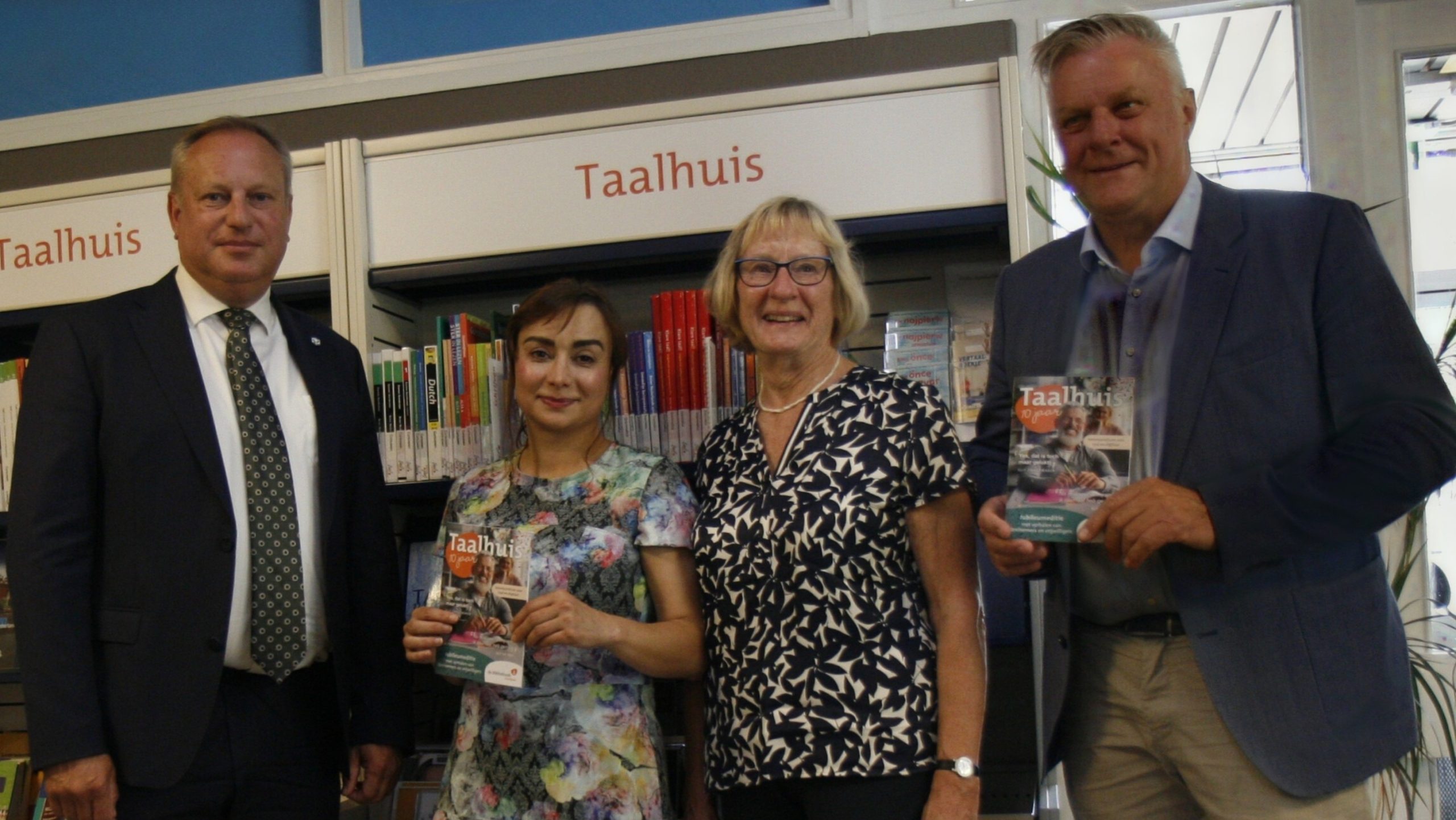 Taalhuis Bibliotheek Oostland bestaat 10 jaar “Taal is de zuurstof van het bestaan” Taalhuis Bibliotheek Oostland bestaat 10 jaar “Taal is de zuurstof van het bestaan”